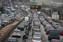 Le moto fluidificano il traffico, se sono libere di rimontare le file